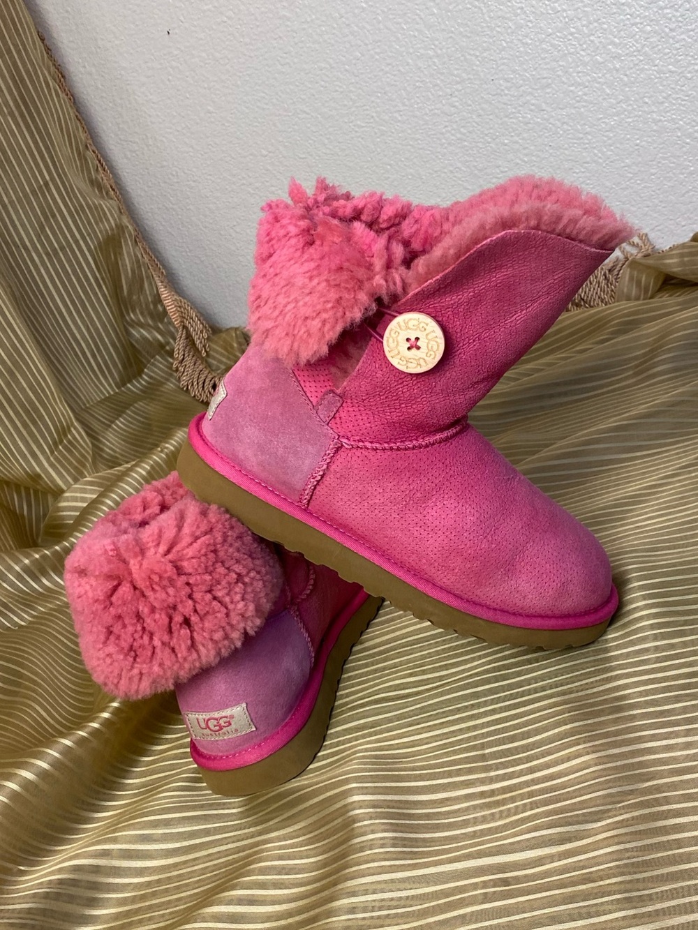 UGG Australia Women Pink Suede Shearling Cuff Boots, size 7